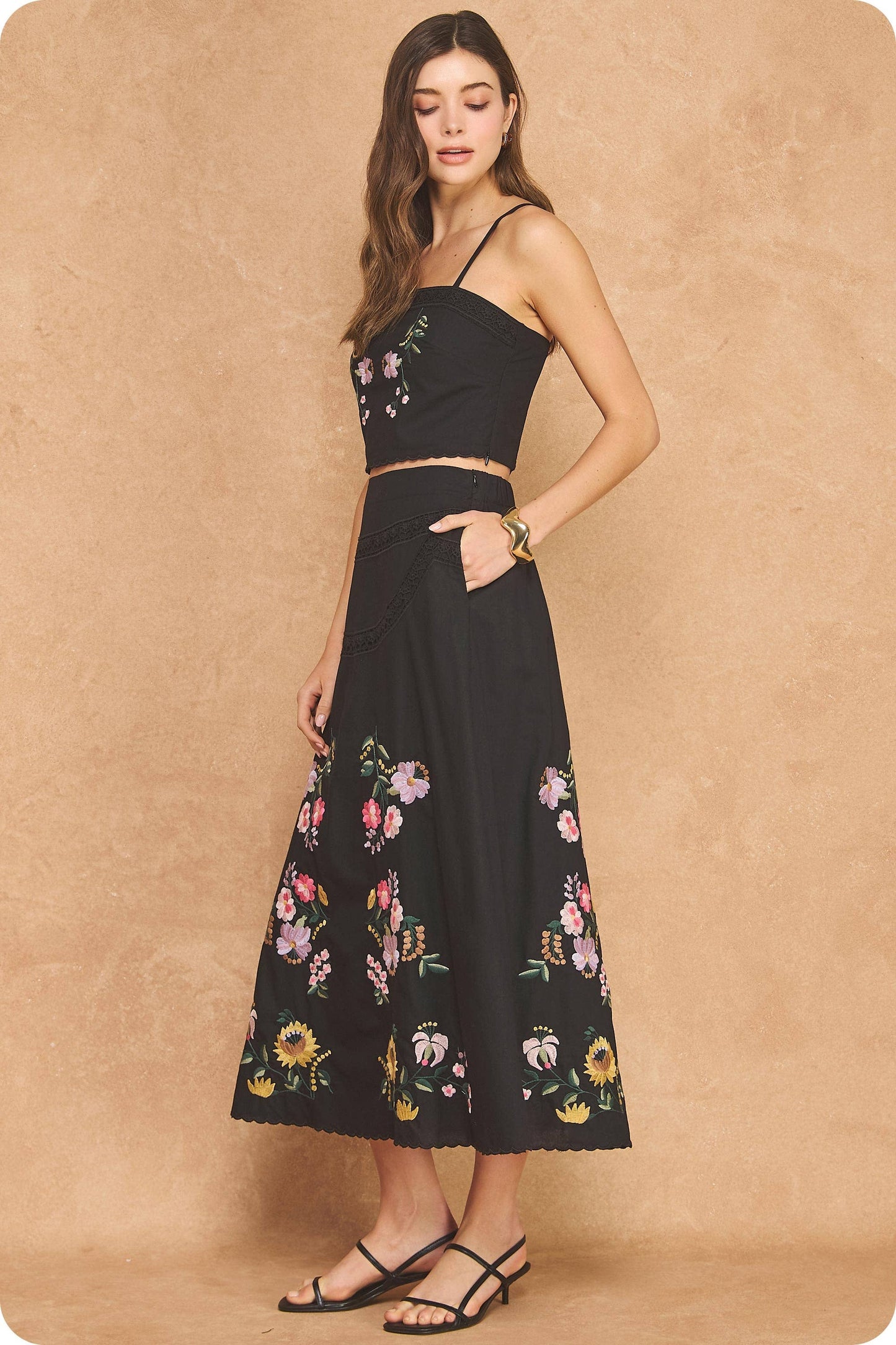 Set - Embroidered Floral Lace Detail Top